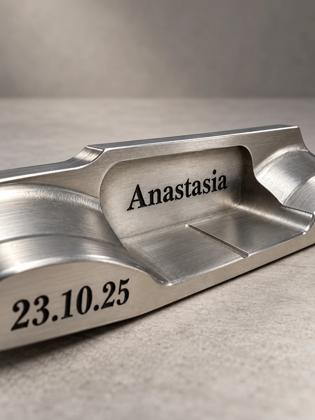 Close-up of a silver putter personalised with Anastasia and the date 23.10.25