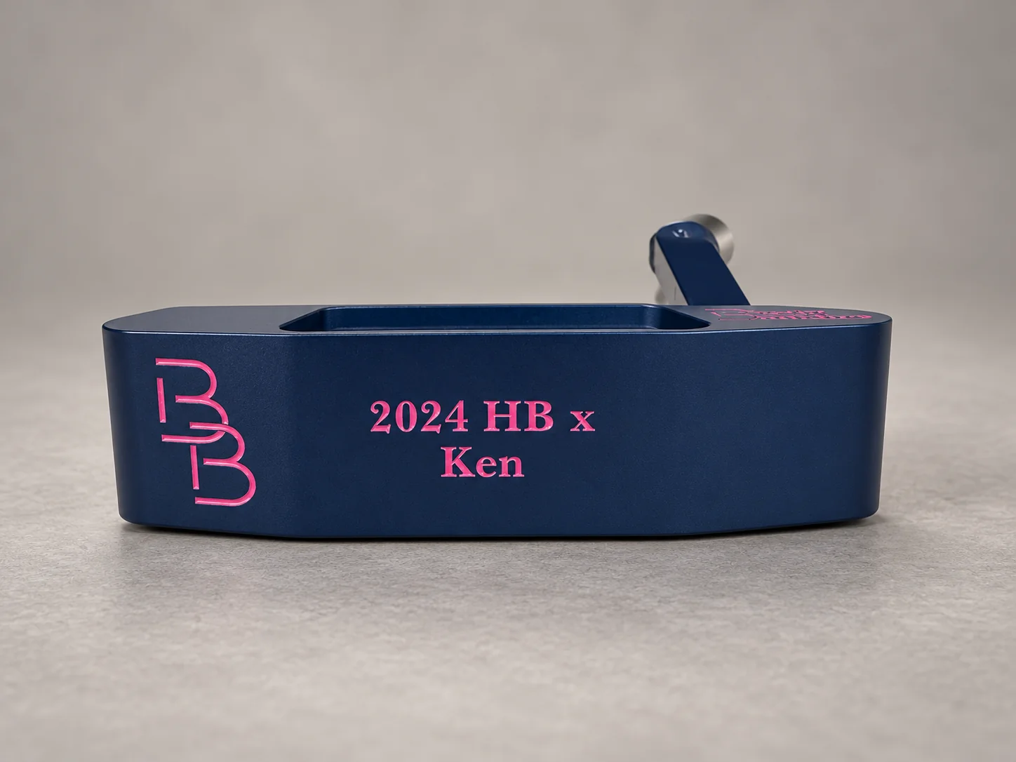 Navy bespoke putter with pink BB logo and 2024 HB x Ken engraving